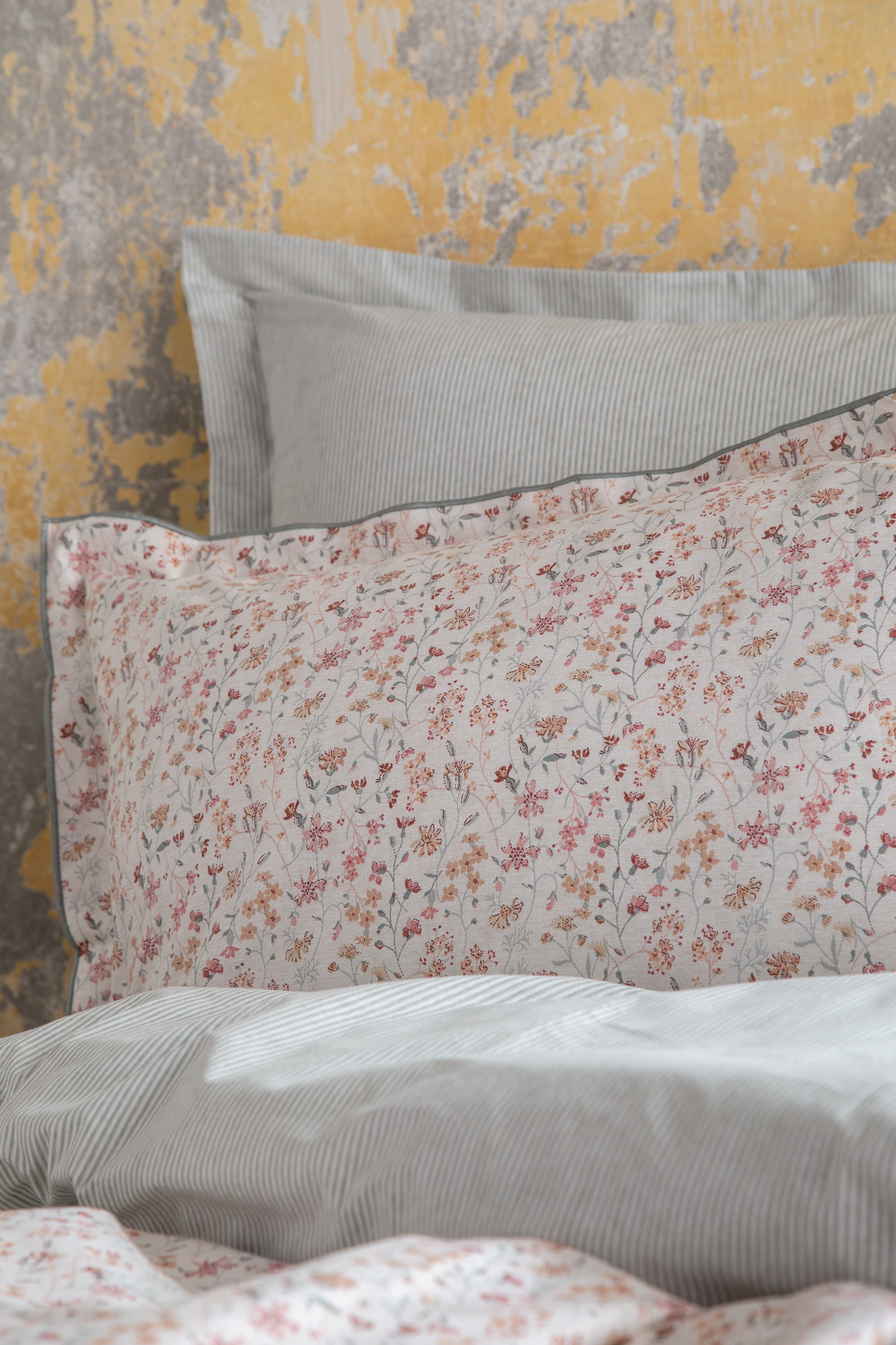 Miracle Blush Double Bedding Set view 3
